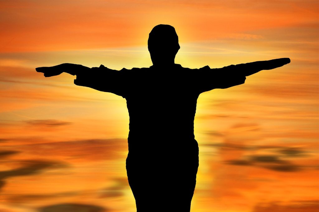 Equilibrance coaching debout devant l'horizon